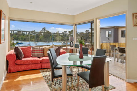 Manfield City Waterfront View Cottage - Goulburn Accommodation 3