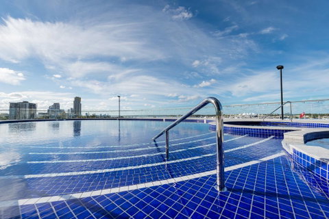 Meriton Suites Southport - Goulburn Accommodation 2