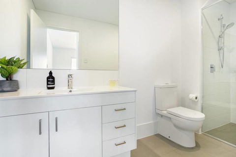 Minimalist Penthouse Condo With Skyline Vistas - Goulburn Accommodation 3