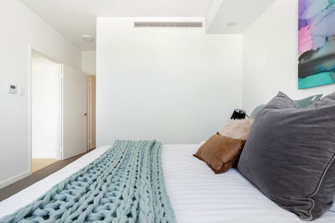Minimalist Penthouse Condo With Skyline Vistas - Goulburn Accommodation 2