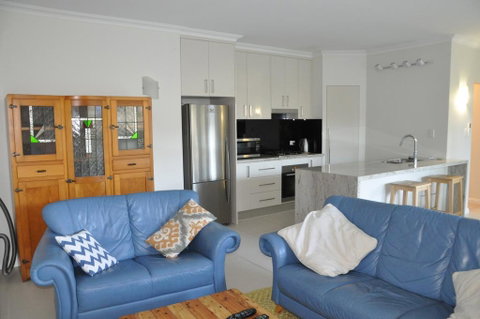 MODERN 3 BEDROOM APARTMENT IN TRADITIONAL QUEENSLANDER , PATIO, LEAFY YARD, POOL - Goulburn Accommodation 3