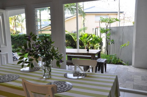 MODERN 3 BEDROOM APARTMENT IN TRADITIONAL QUEENSLANDER , PATIO, LEAFY YARD, POOL - Goulburn Accommodation 1