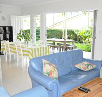 MODERN 3 BEDROOM APARTMENT IN TRADITIONAL QUEENSLANDER  PATIO LEAFY YARD POOL - Goulburn Accommodation