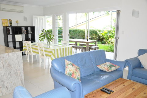 MODERN 3 BEDROOM APARTMENT IN TRADITIONAL QUEENSLANDER , PATIO, LEAFY YARD, POOL - Goulburn Accommodation 0