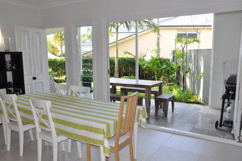 MODERN 3 BEDROOM APARTMENT IN TRADITIONAL QUEENSLANDER , PATIO, LEAFY YARD, POOL - Goulburn Accommodation 2