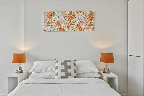 Modern Two Bedroom Apartment In Melbourne CBD - Goulburn Accommodation 1