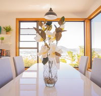 Moonah House-10 mins to CBD  MONA 4BR 2 BATH great view park 3 cars sleep 11 king bed en-suite - Goulburn Accommodation