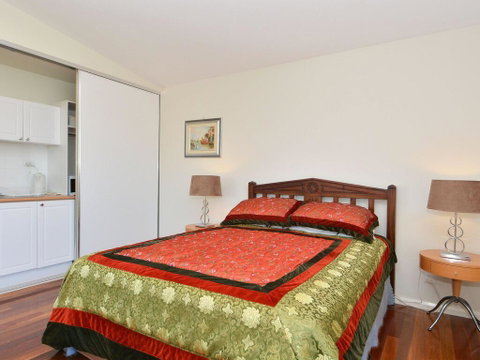 Morisset Waterfront 1bdr Studio Looking Over Trinity Marina - Goulburn Accommodation 3