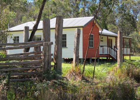Neds Cabin - Goulburn Accommodation 2