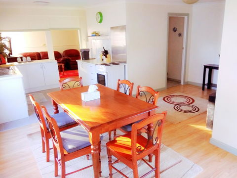 Forrest St Apartments - Goulburn Accommodation 7