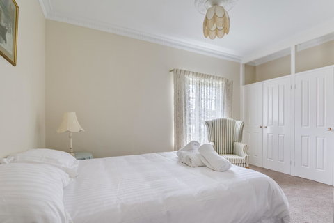 Serpentine Rose - Goulburn Accommodation 7