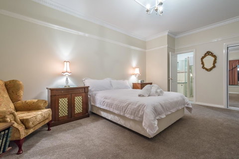 Serpentine Rose - Goulburn Accommodation 3