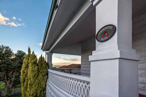 Serpentine Rose - Goulburn Accommodation 0