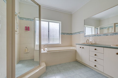 Serpentine Rose - Goulburn Accommodation 12