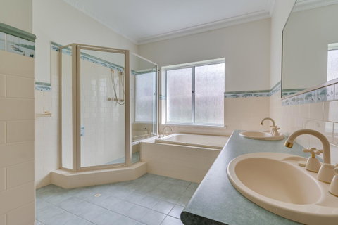Serpentine Rose - Goulburn Accommodation 14