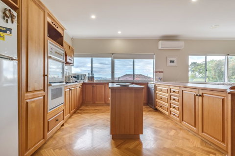 Serpentine Rose - Goulburn Accommodation 6