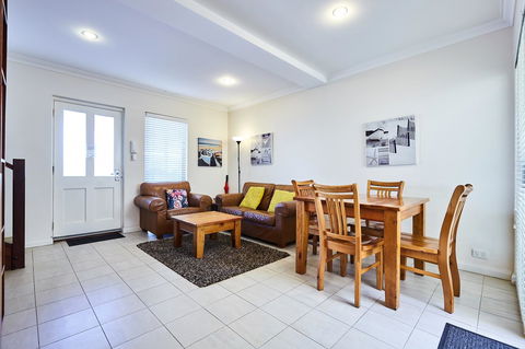 Fremantle Townhouse U/5 - Goulburn Accommodation 4