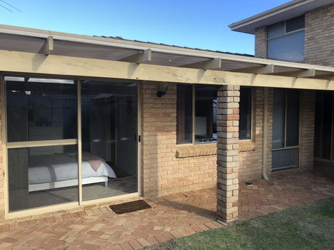 Dampier House Mullaloo-Perth - Goulburn Accommodation 5