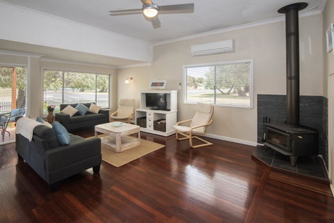 Sea La Vie - Goulburn Accommodation 5