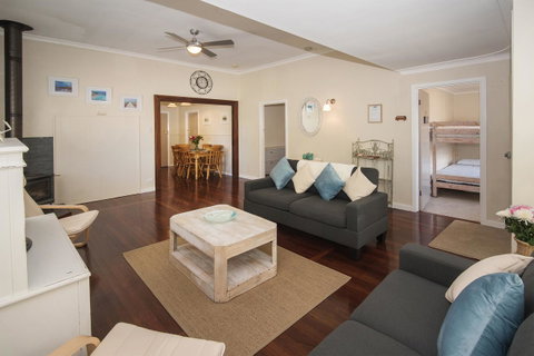 Sea La Vie - Goulburn Accommodation 0