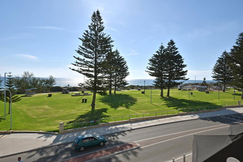 Mullaloo Beach Hotels & Apartments - Goulburn Accommodation 1