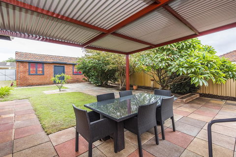 Big House Heated Pool 11 Beds Como / South Perth / Applecross - Goulburn Accommodation 26
