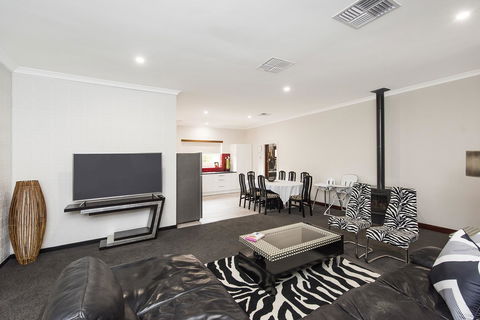 Big House Heated Pool 11 Beds Como / South Perth / Applecross - Goulburn Accommodation 2