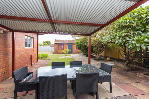 Big House Heated Pool 11 Beds Como / South Perth / Applecross - Goulburn Accommodation 28