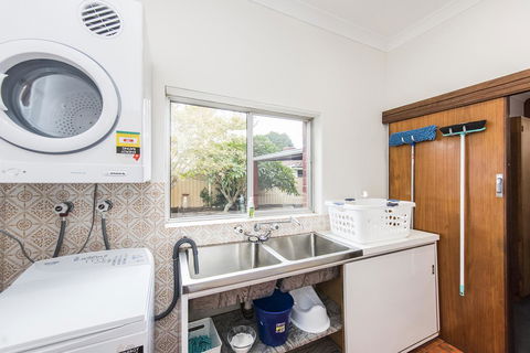 Big House Heated Pool 11 Beds Como / South Perth / Applecross - Goulburn Accommodation 23