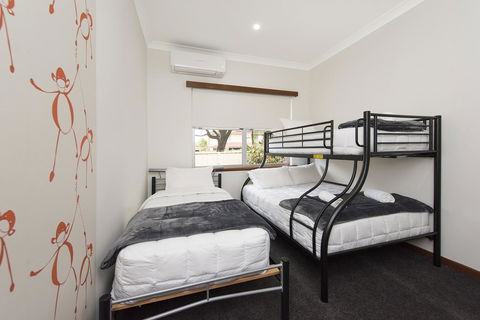 Big House Heated Pool 11 Beds Como / South Perth / Applecross - Goulburn Accommodation 18