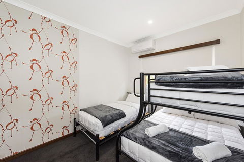 Big House Heated Pool 11 Beds Como / South Perth / Applecross - Goulburn Accommodation 24