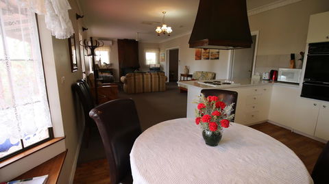 Daisy Cottage - Goulburn Accommodation 20