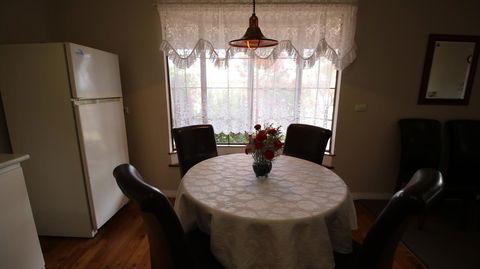 Daisy Cottage - Goulburn Accommodation 11