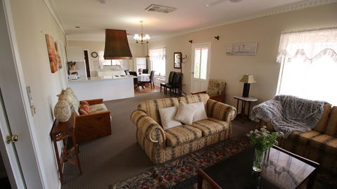 Daisy Cottage - Goulburn Accommodation 2