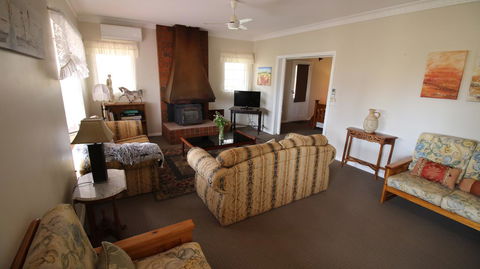 Daisy Cottage - Goulburn Accommodation 12