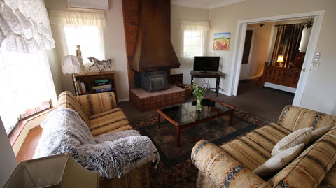 Daisy Cottage - Goulburn Accommodation 24