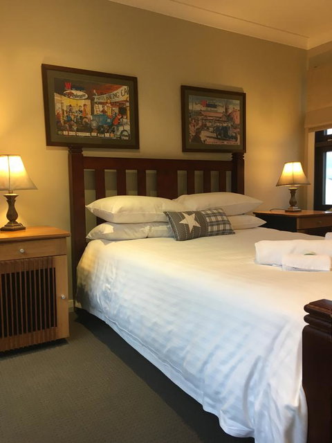 Rowley House - Goulburn Accommodation 12