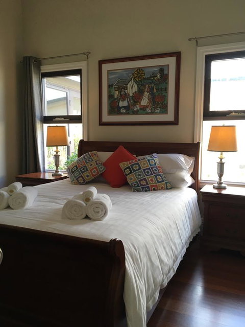 Rowley House - Goulburn Accommodation 6
