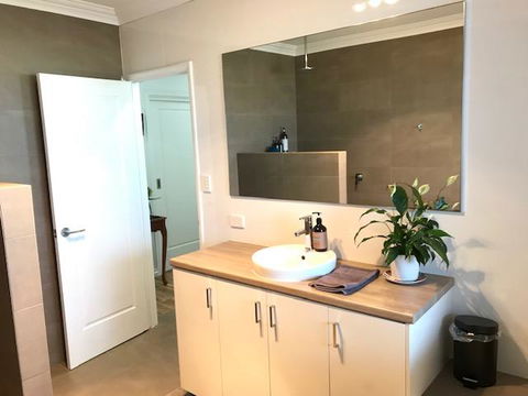 The Mains Guest House 2 Bedroom Farm Stay - Goulburn Accommodation 9