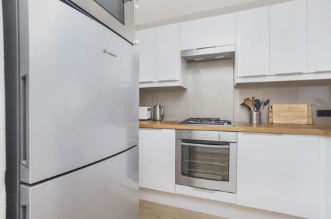 Gorgeous 26 1 Bed Designer Fitout Perfect Location - Goulburn Accommodation 0