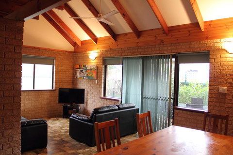 Kestrel Chalets - Goulburn Accommodation 8