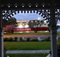 Riverbank villa - 4 bedroom house villa - Goulburn Accommodation