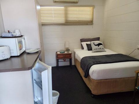 O'Sheas Windsor Hotel - Goulburn Accommodation 1