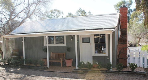 Outback Cellar & Country Cottage - Goulburn Accommodation 2