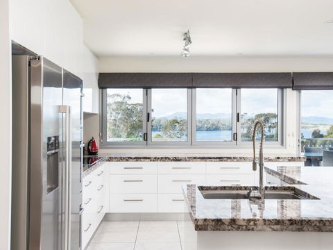 Paradise Point - Tamar Valley 14 Persons Residence With Pool - Goulburn Accommodation 3