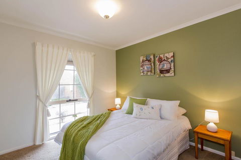 PERFECT ON PYMBLE AVE - Goulburn Accommodation 1