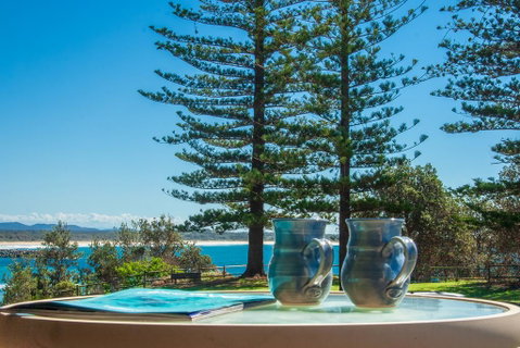 PERFECTLY POSITIONED BEACHFRONT APARTMENT-GREAT LOCATION WITH OCEAN VIEWS - Goulburn Accommodation 0