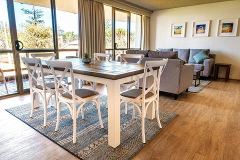 PERFECTLY POSITIONED BEACHFRONT APARTMENT-GREAT LOCATION WITH OCEAN VIEWS - Goulburn Accommodation 2