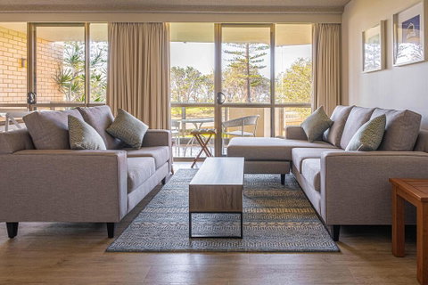 PERFECTLY POSITIONED BEACHFRONT APARTMENT-GREAT LOCATION WITH OCEAN VIEWS - Goulburn Accommodation 3