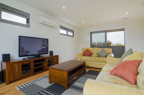 PIER 55 - DROMANA... - Goulburn Accommodation 3